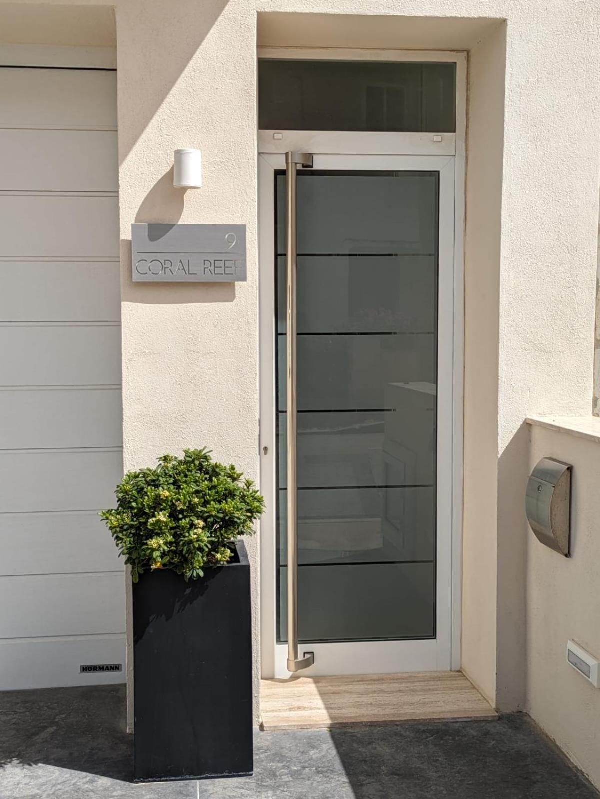 Coral Reef Apartments 세인트폴스베이 외부 사진